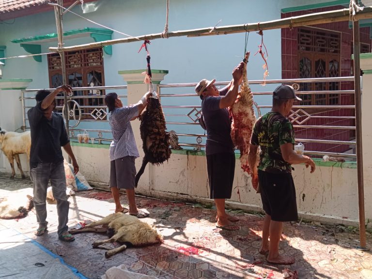 Potret warga saat sembelih hewan qurban di Masjid momen Idul Adha. (ist)