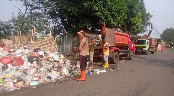 Potret pengangkutan sampah di TPS Tegalurung. (ist)