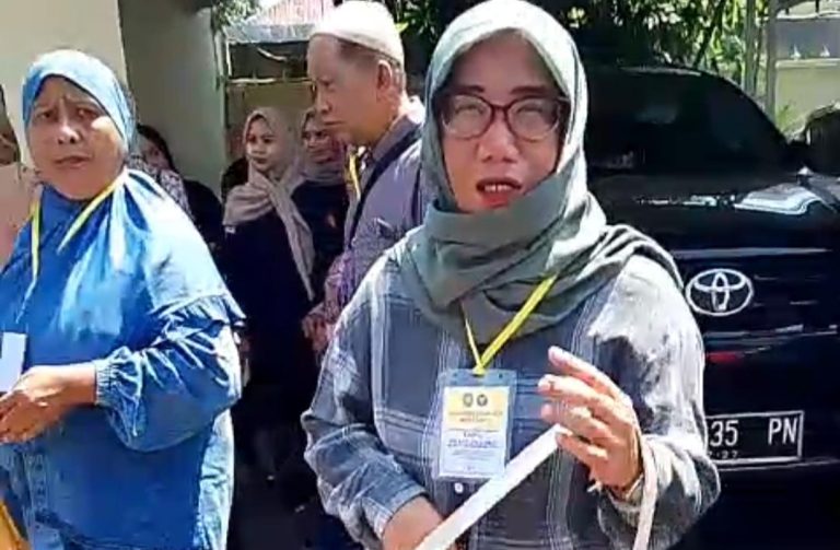 Potret diduga sekelompok pengunjung dari pihak korban pembunuhan Paoman yang hina Profesi Jurnalis. (ist)