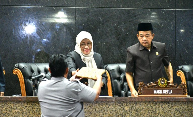 Potret salah satu pansus menyerahkan laporan kepada Ketua DPRD Indramayu. (ist)