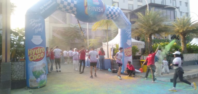 Potret ribuan peserta meriahkan color run ke-5 di Swiss Bellinn. (ist)