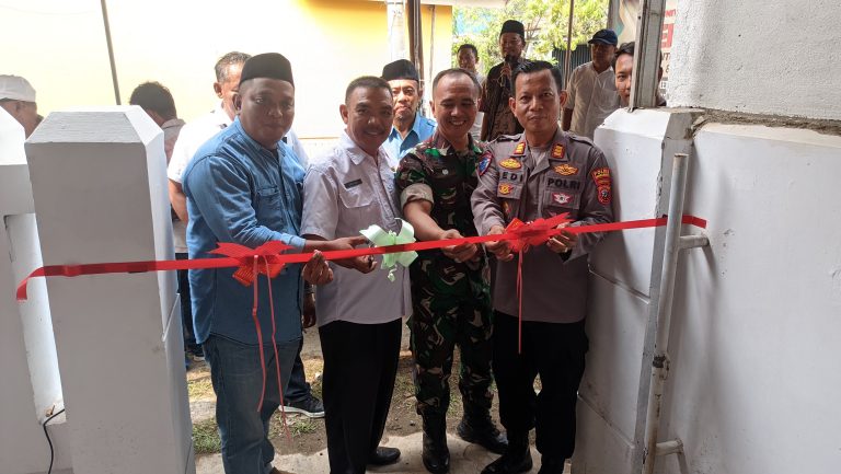 Potret Ketua KJB, Nurpad bersama Forkopimcam Balongan saat pemotongan pita. (ist)