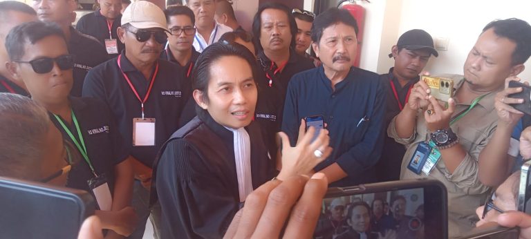 Potret pengacara Toni RM saat memberikan keterangan kepada awak media di PN Indramayu. (ist)