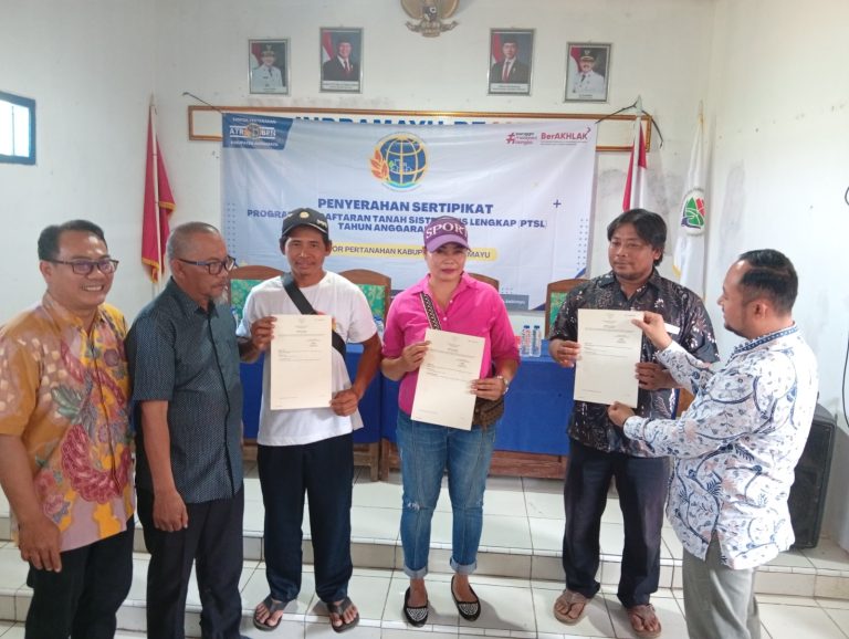 Potret penyerahan secara simbolis sertipikat program PTSL oleh Camat Terisi, Boy Billy Prima. (ist)