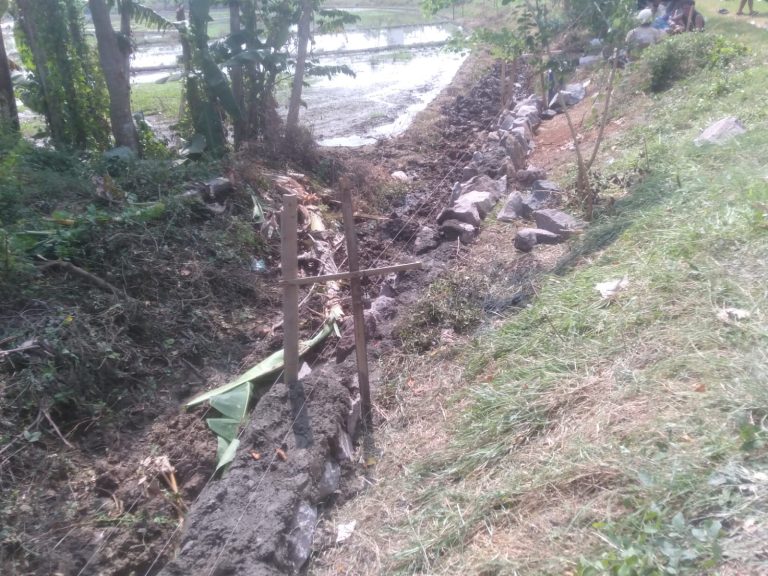 Potret pekerjaan TPT di desa Terusan. (ist)
