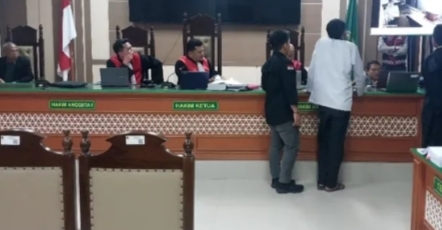 Potret pengecekan cctv kejadian saat diruang sidang kasus Paoman. (ist)