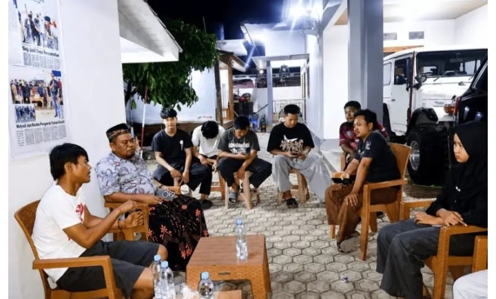 Potret pengurus Ikatan Remaja Masjid (IKRAMA) Al Mujahirin Desa Sukamulya silaturahmi ke kediaman H. Mulyadi, SE. (ist)